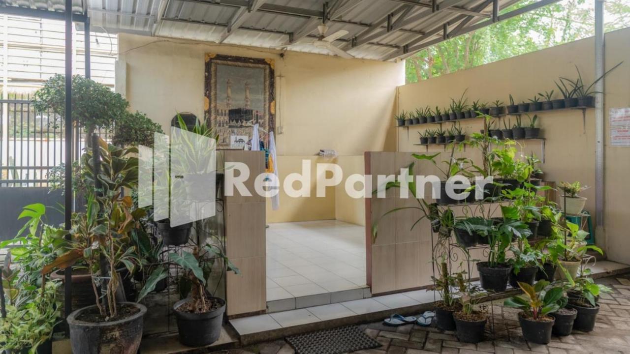 סוראבאיה Vandhela Homestay Syariah Mitra Reddoorz מראה חיצוני תמונה